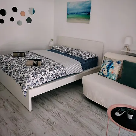 Saturn Rooms *